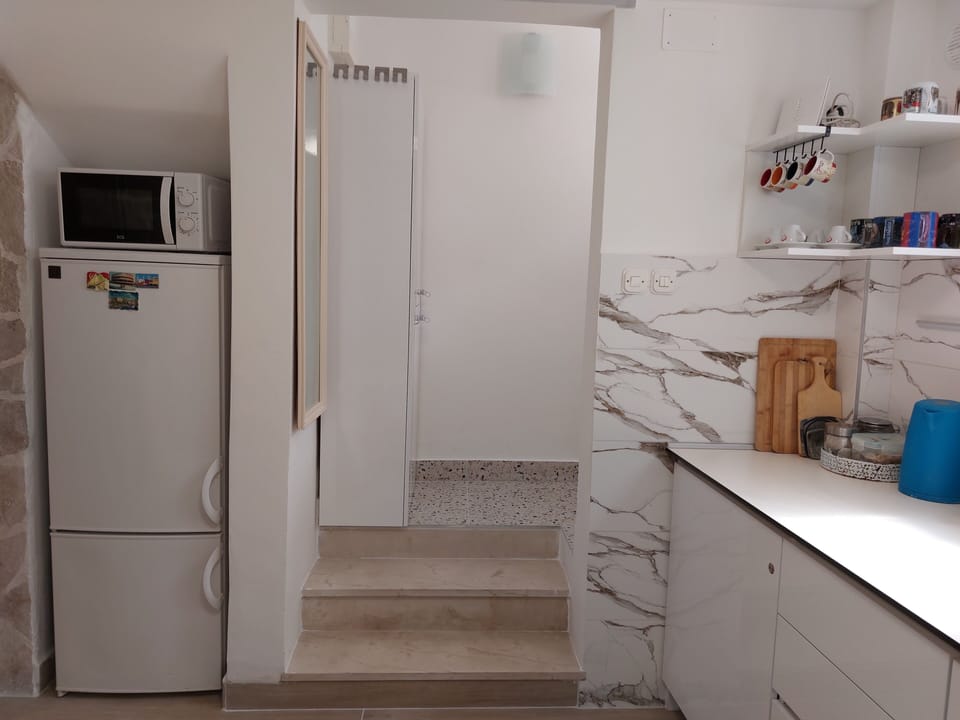 Studio | Private kitchen | Fridge, microwave, oven, stovetop