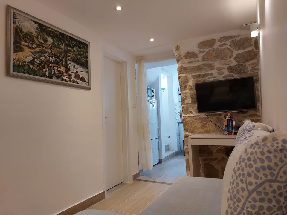 Studio | Living area | Flat-screen TV