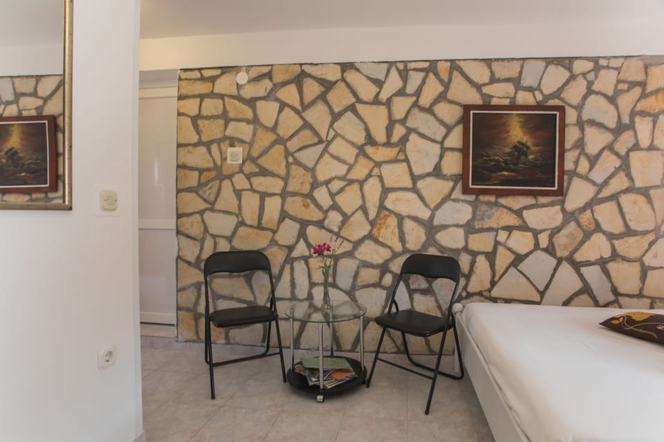 Economy Studio, Courtyard View | Desk, iron/ironing board, free WiFi, bed sheets
