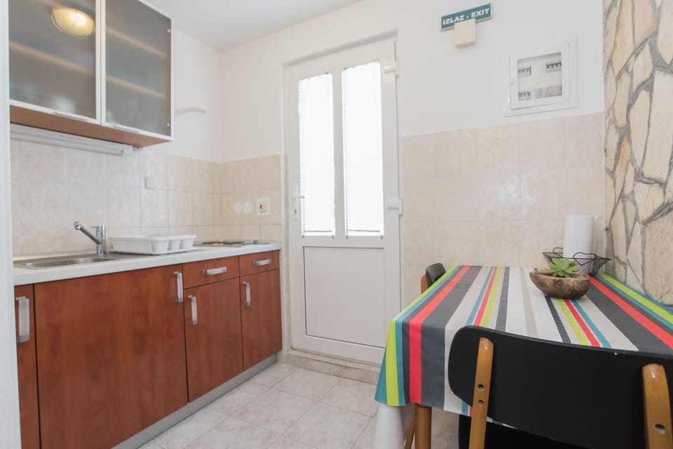 Economy Studio, Courtyard View | In-room dining