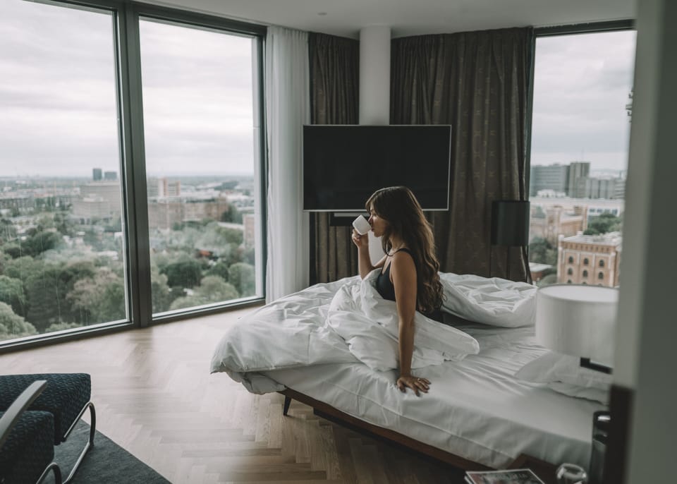 Premium Suite, 1 King Bed (Skyline View) | Hypo-allergenic bedding, in-room safe, individually decorated, desk