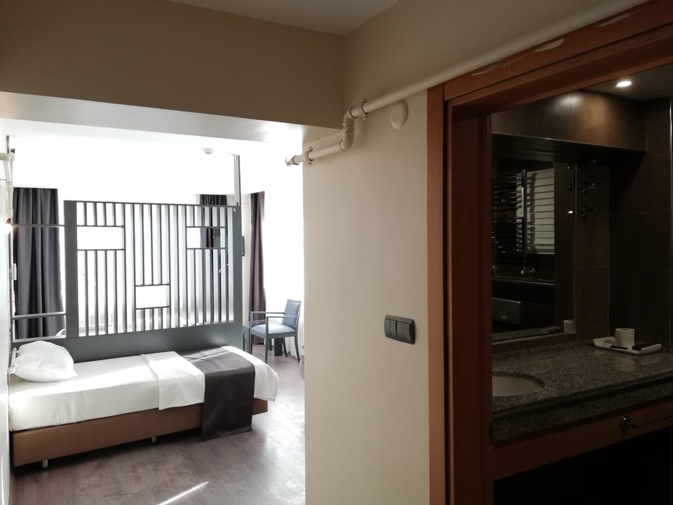 Deluxe Suite | In-room safe, free WiFi, bed sheets