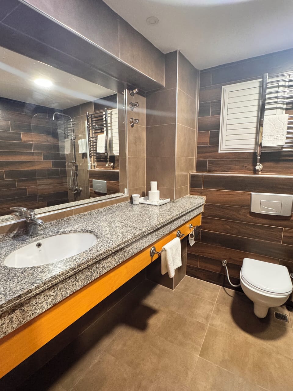 Junior Studio Suite | Bathroom | Bathtub, free toiletries, hair dryer, towels