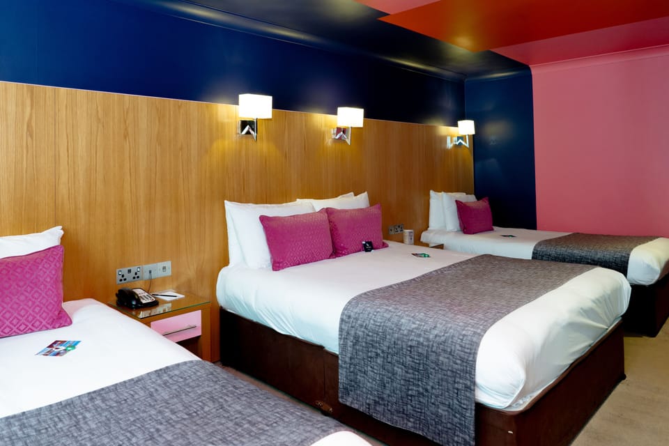 Twin Room | In-room safe, desk, soundproofing, iron/ironing board