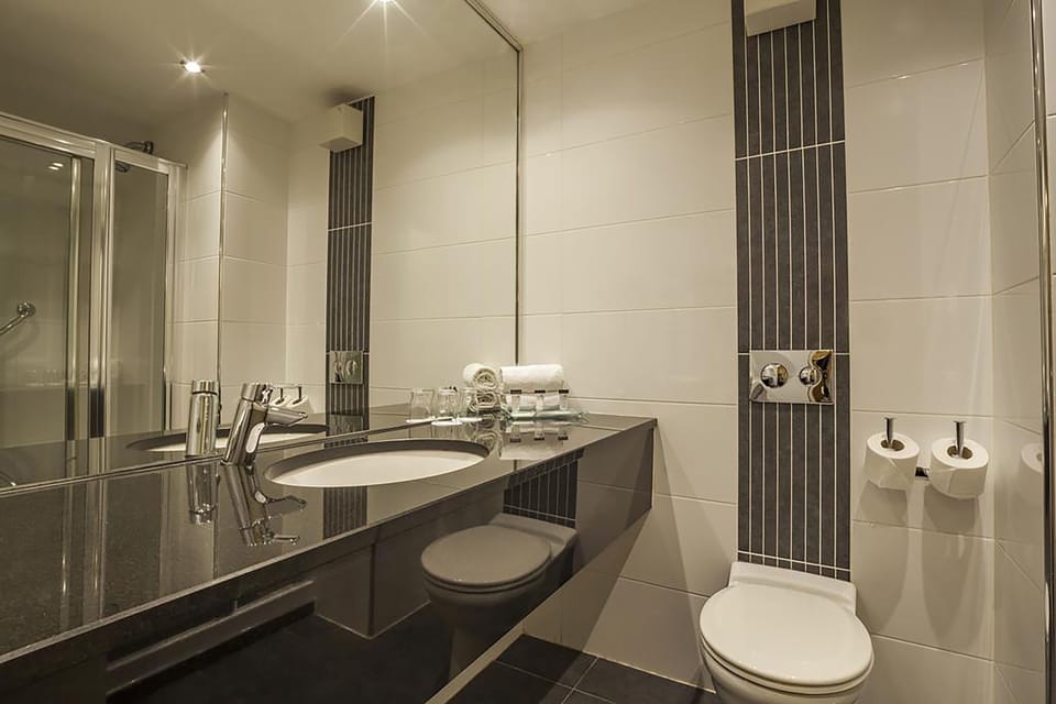  Double Room | Bathroom | Free toiletries, hair dryer, towels