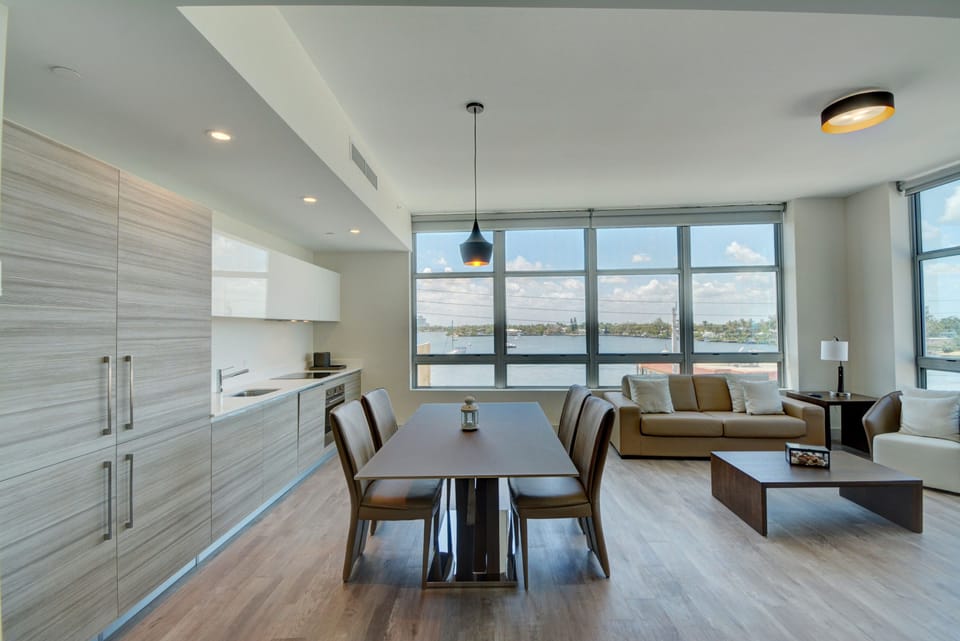 Luxury Condo, 2 Bedrooms, Marina View | In-room dining