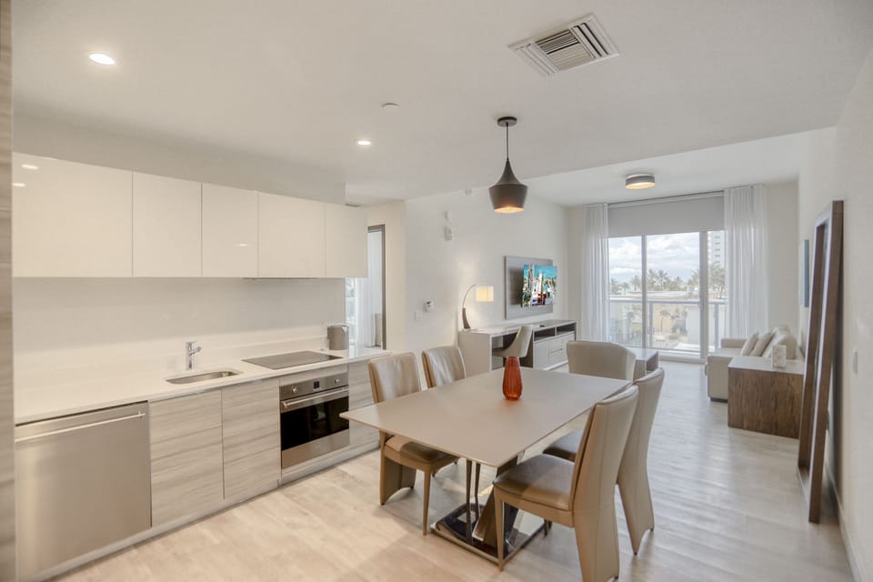 Panoramic Condo, 1 Bedroom, Non Smoking, Partial Ocean View | In-room safe, individually decorated, individually furnished, desk