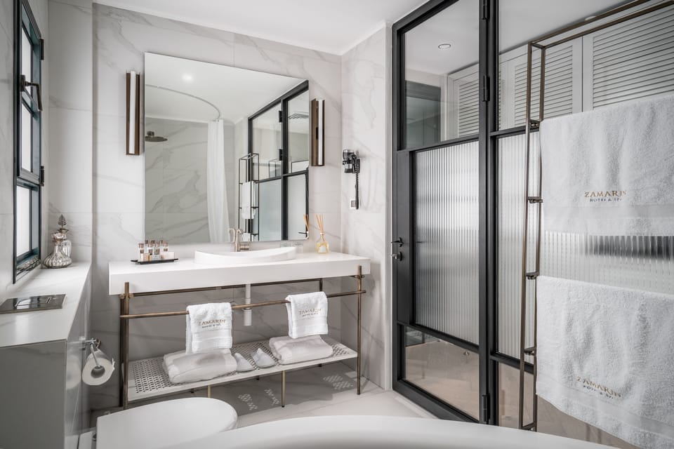 Exclusive Room, Courtyard View | Bathroom | Jetted tub, designer toiletries, hair dryer, bathrobes