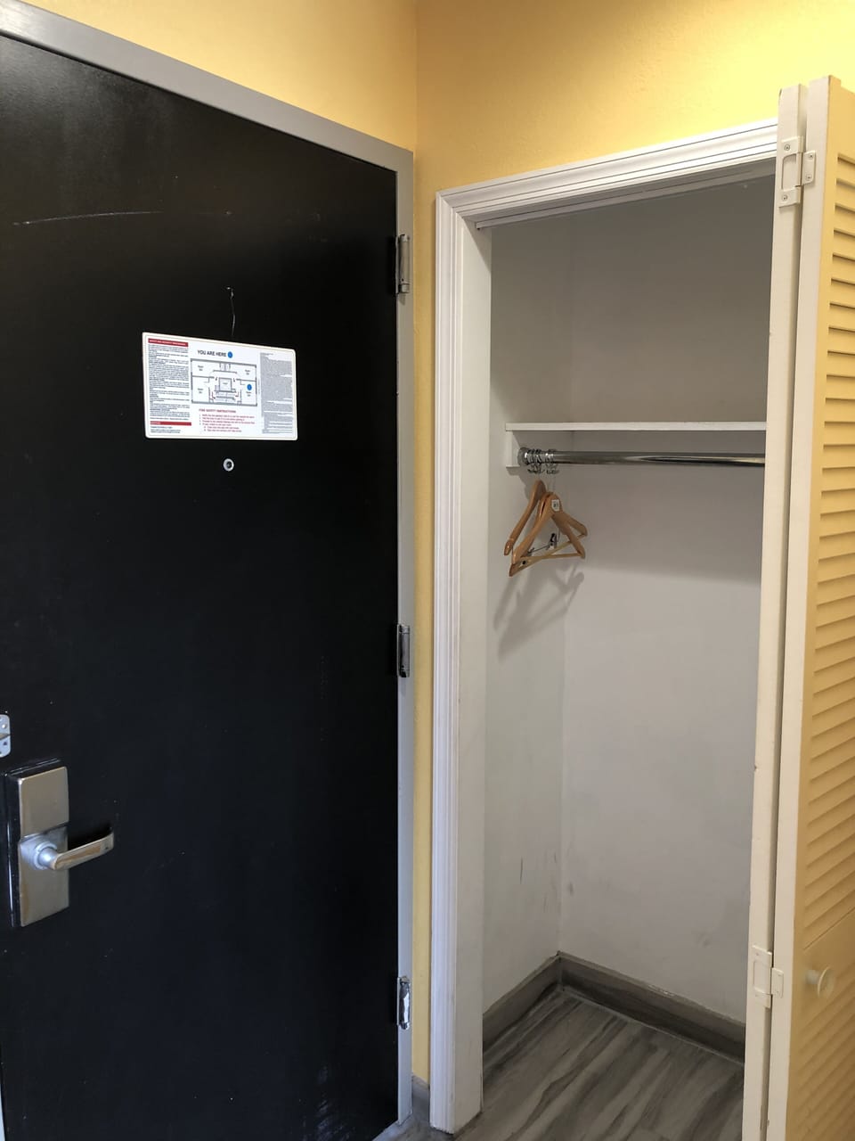 Combined shower/tub, hair dryer, towels