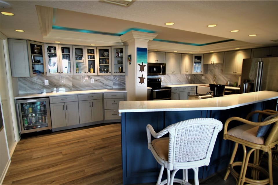 Beautifully updated kitchen, bar fridge and large fridge, double oven, ice maker