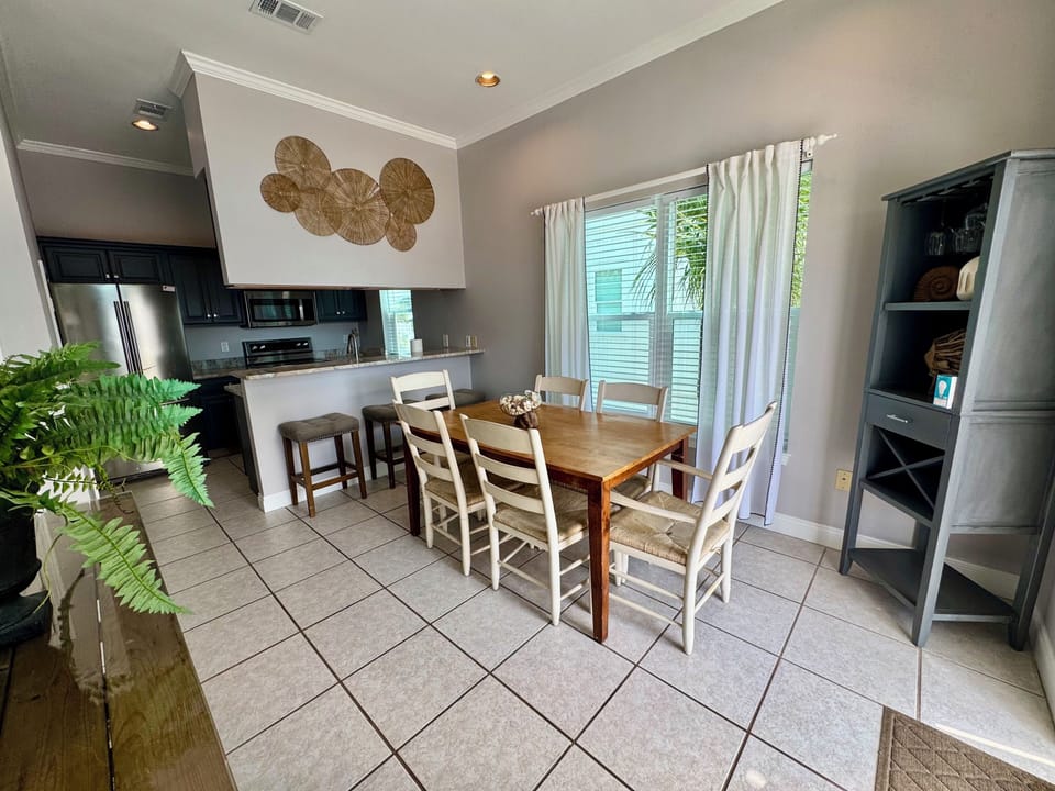 Kitchen & Dining