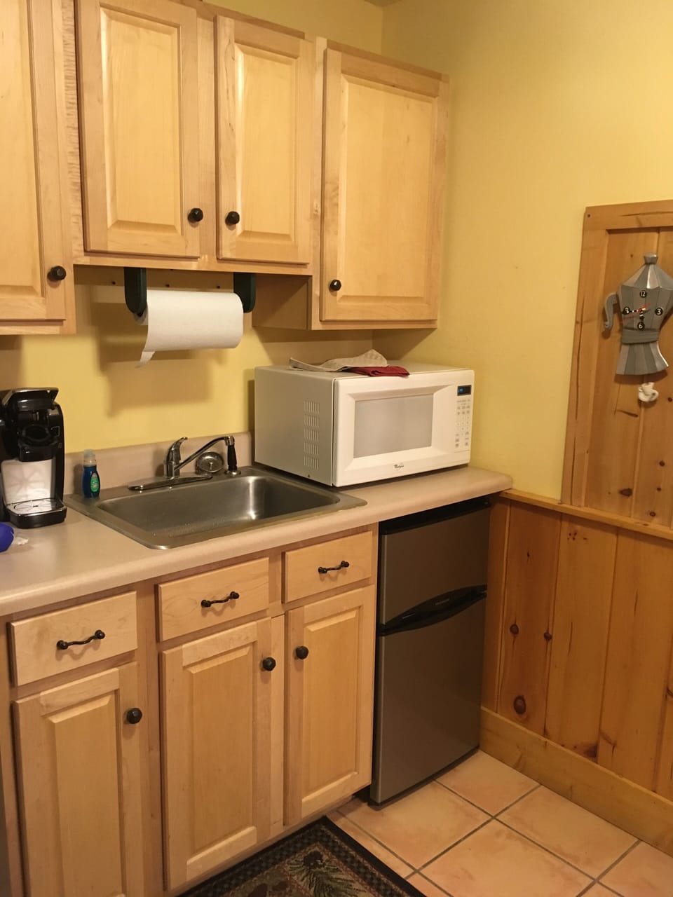 Kitchenette--single use Keurig coffee maker, microwave, fridge/freezer, toaster