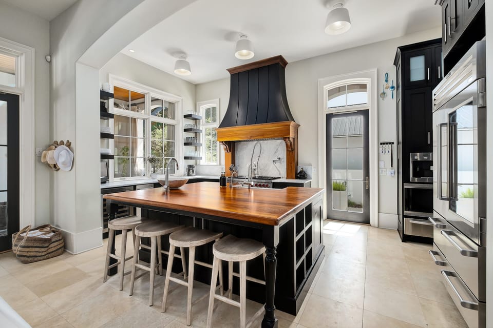 Fully equipped kitchen with wine cooler, kitchen aid ice machine