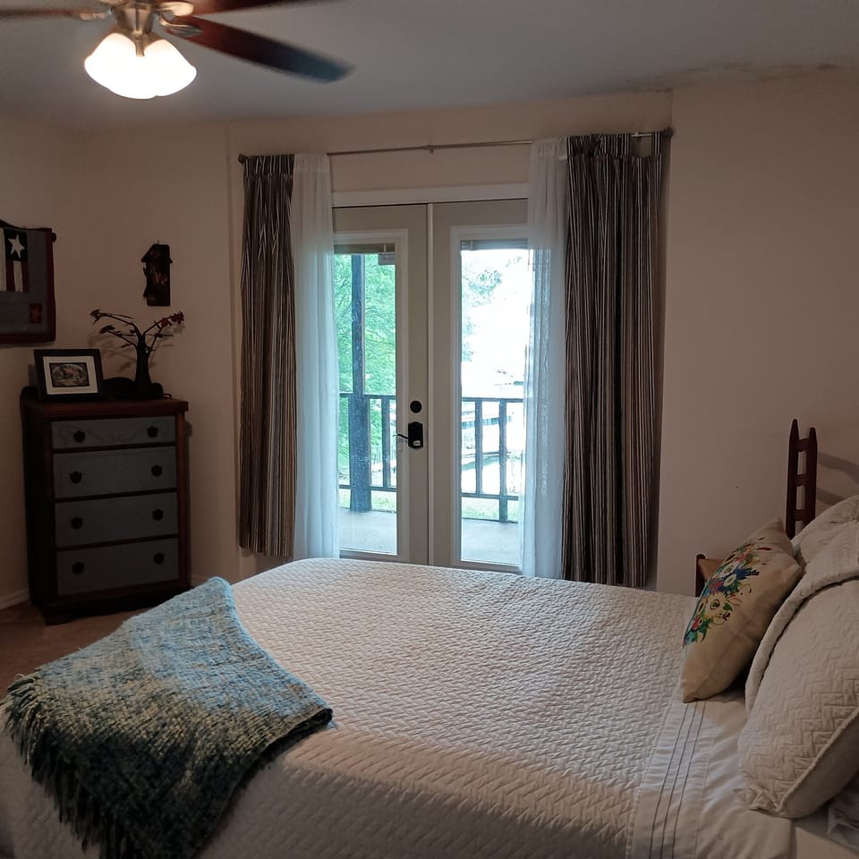 This room is great for rising with the sunshine (or pulling the blinds!)