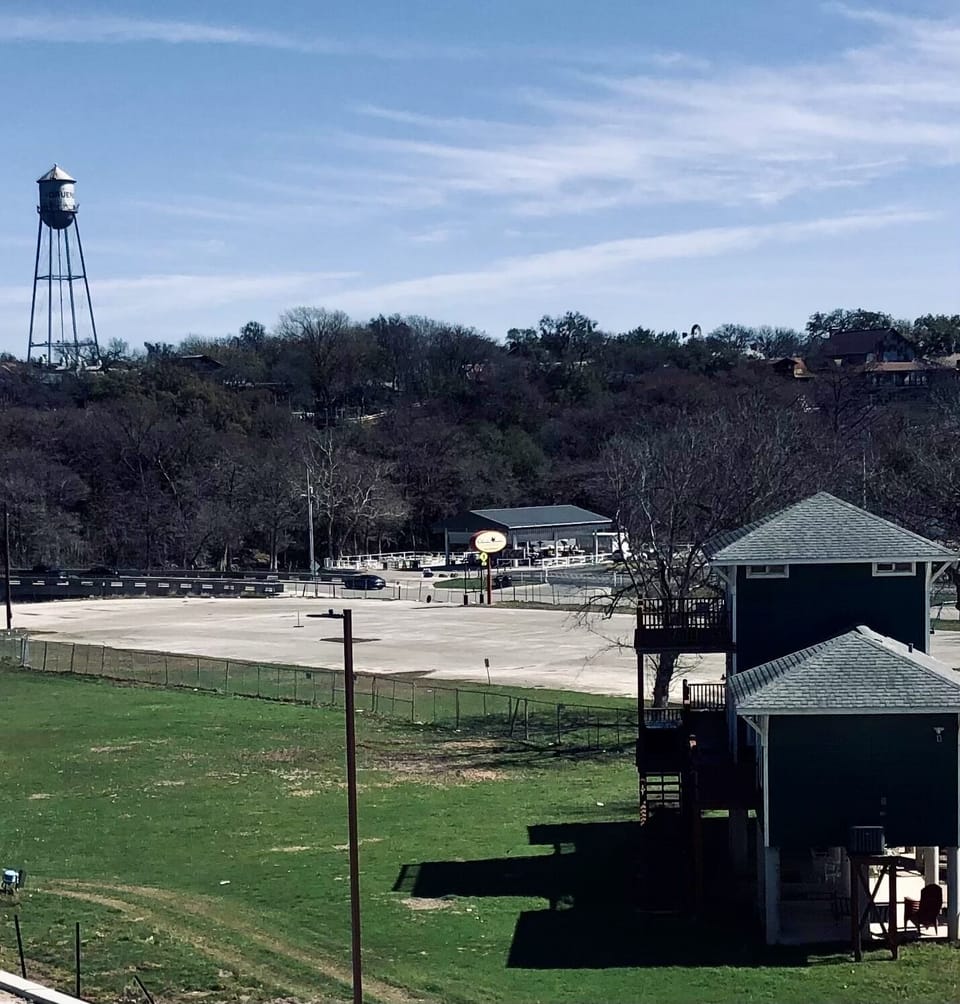 Walking distance to Historic Gruene Hall.
Approx. 1/4 mile radius to downtown!