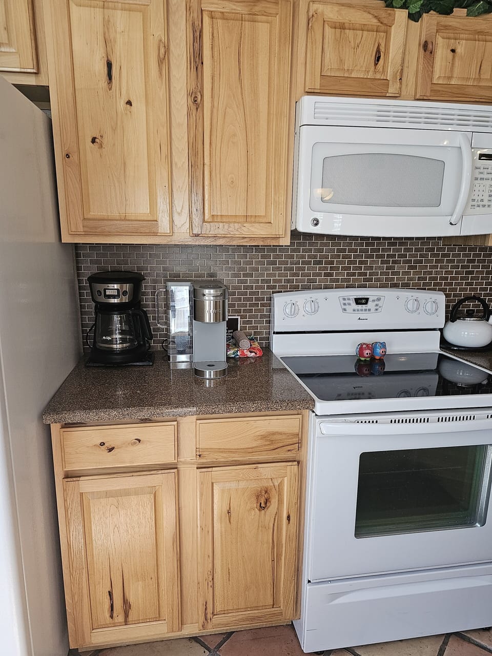 Coffeepot and Keurig 