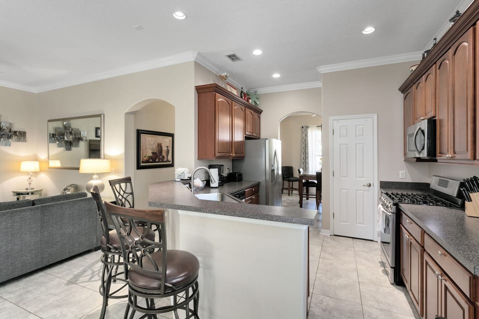 Kitchen bar area