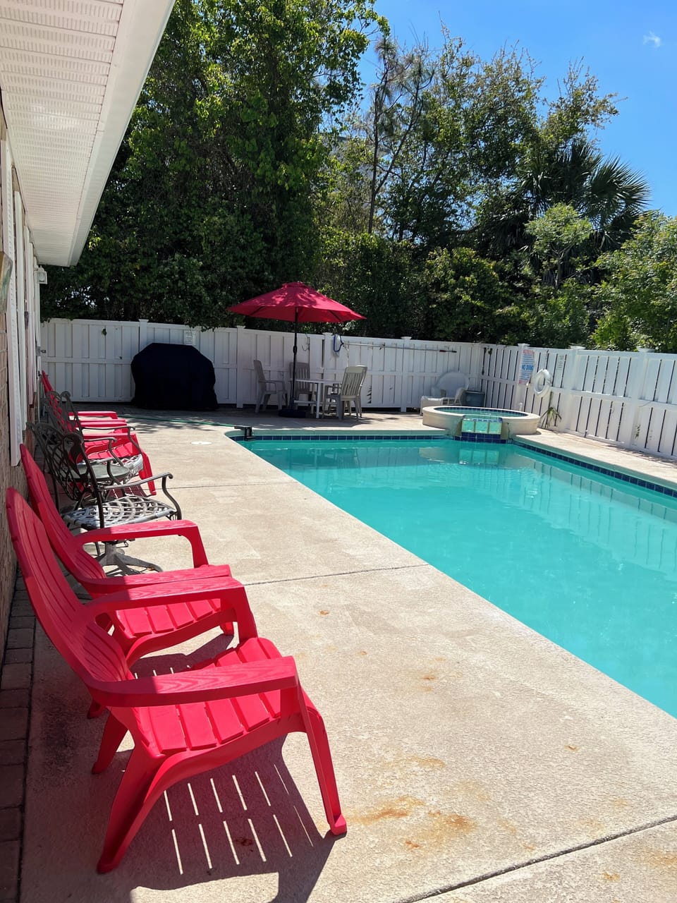 Private fenced in Large Swimming Pool, Outdoor Grill. Heating option available.