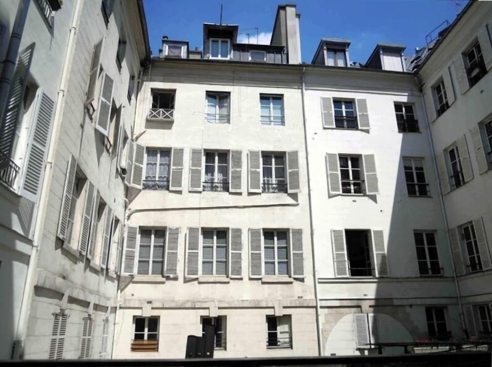 the courtyard (about 200 m²), seen from the apartment very quiet and luminous