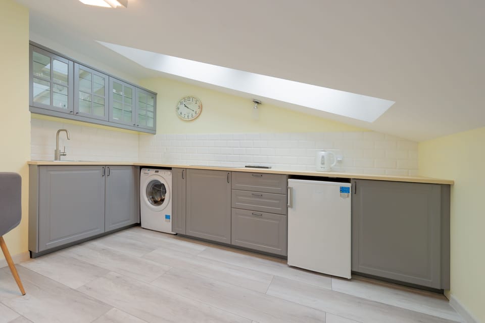 Apartment, 1 Queen Bed, Non Smoking | Private kitchenette | Fridge, stovetop, coffee/tea maker, electric kettle