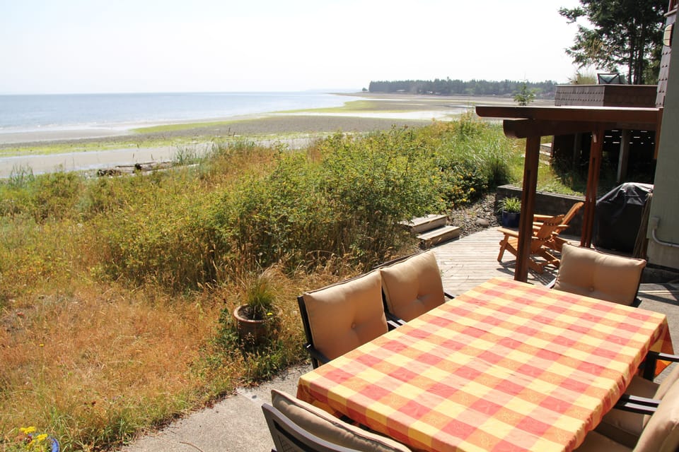 Great for lunch on the upper deck with lower deck and bay in the background.