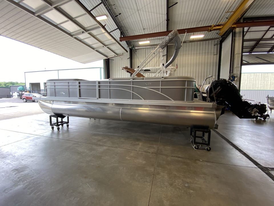 2021 - 24 foot Bennington tritoon available for rent