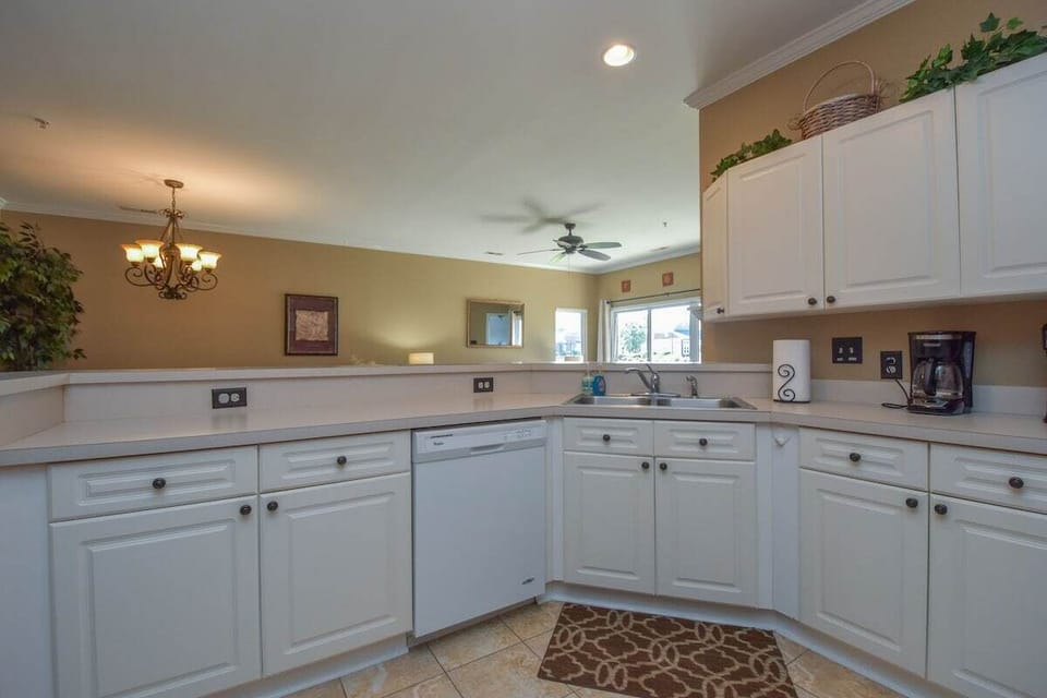 Eat out or make all your meals here in the fully stocked kitchen