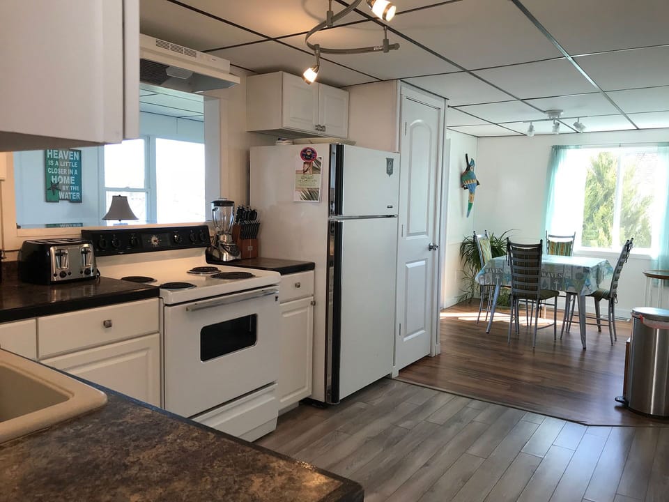 Kitchen/Dining Room furnished