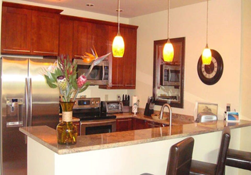  Remodeled full kitchen with full sized appliances and granite counter.