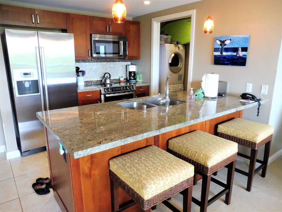 Fully equipped kitchen w/spices, foil, plastic wrap & ice maker. Washer & dryer.