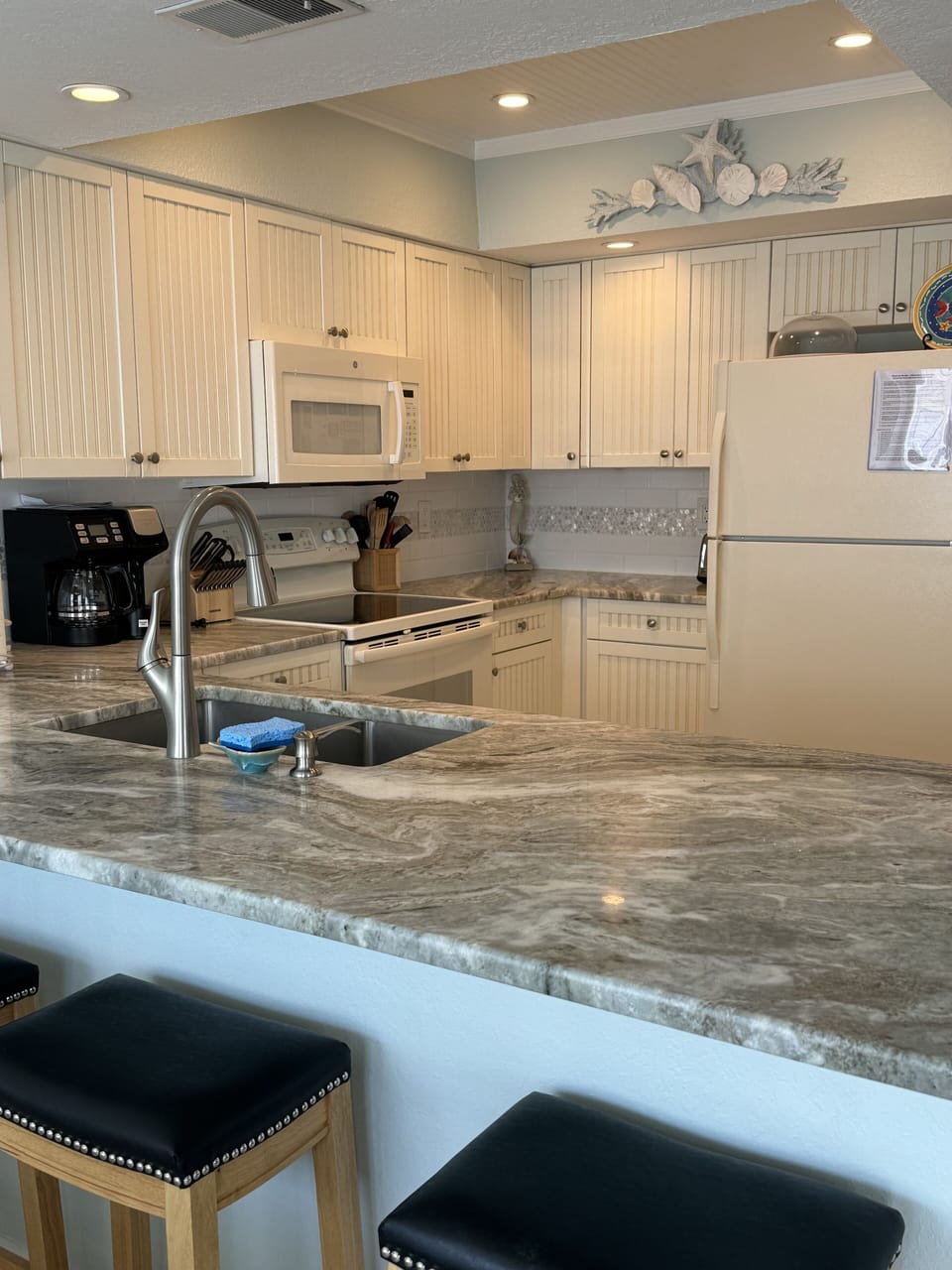 Nice kitchen with nice pots and pans and everything you need !