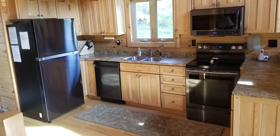 Nicely equipped kitchen - new appliances Oct 2020. Auto icemaker in freezer.