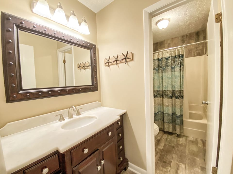 Upstairs full bathroom