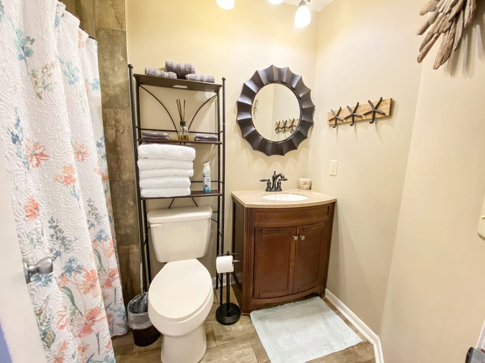 Main floor full bathroom
