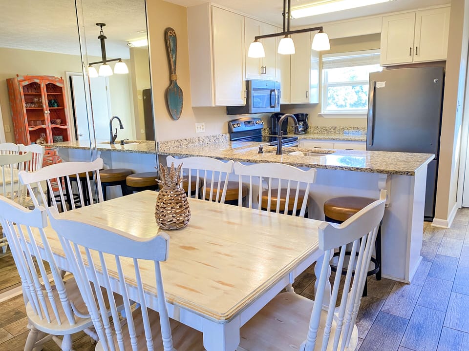 Dining table w/6 chairs; bar w/4 stools; modern kitchen w/all amenities