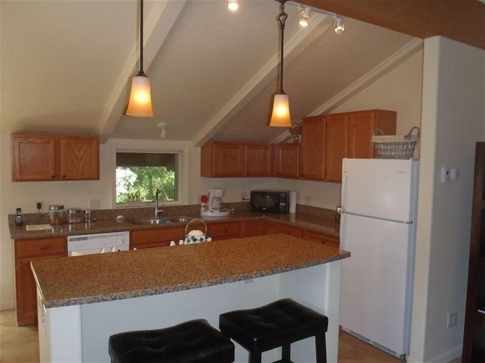 Breakfast bar, kitchen with dishwasher and gas stove