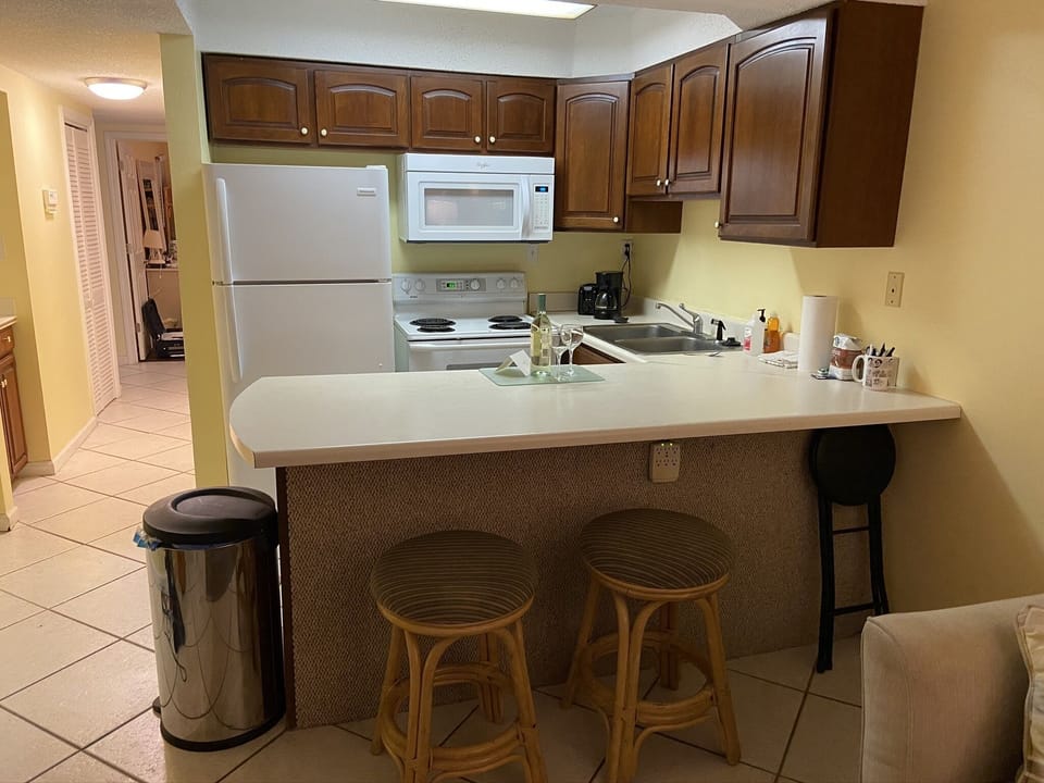 Kitchen and breakfast bar