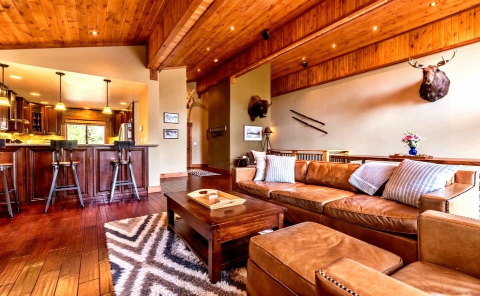 Soaring vaulted ceilings in Great Room w/10' RH couch+loveseat & surround sound!
