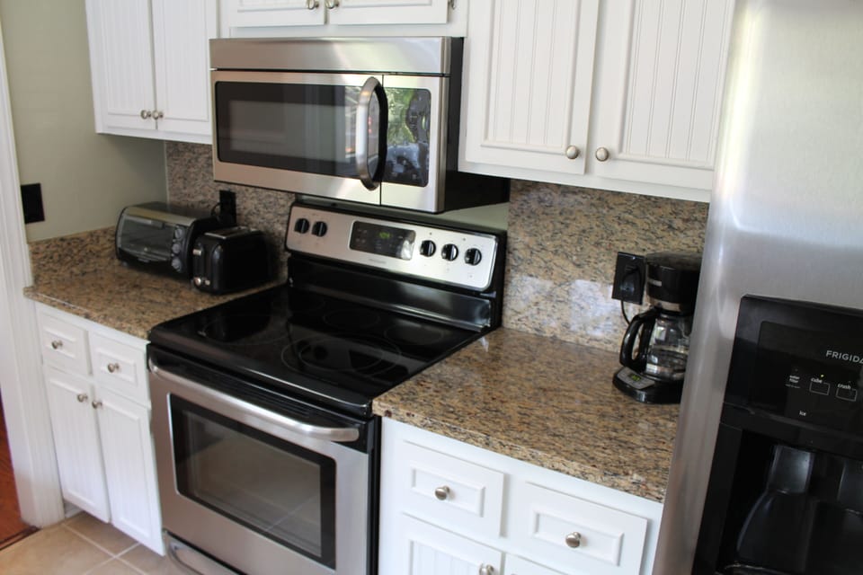Kitchen - plenty of granite counter space