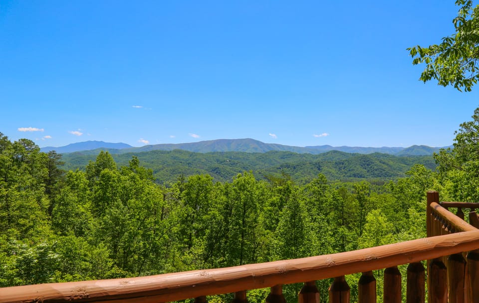 Panoramic Smokey Mountain Views!