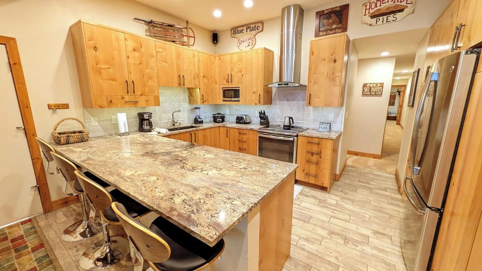 Beaver Creek West Condo #20 kitchen with breakfast bar