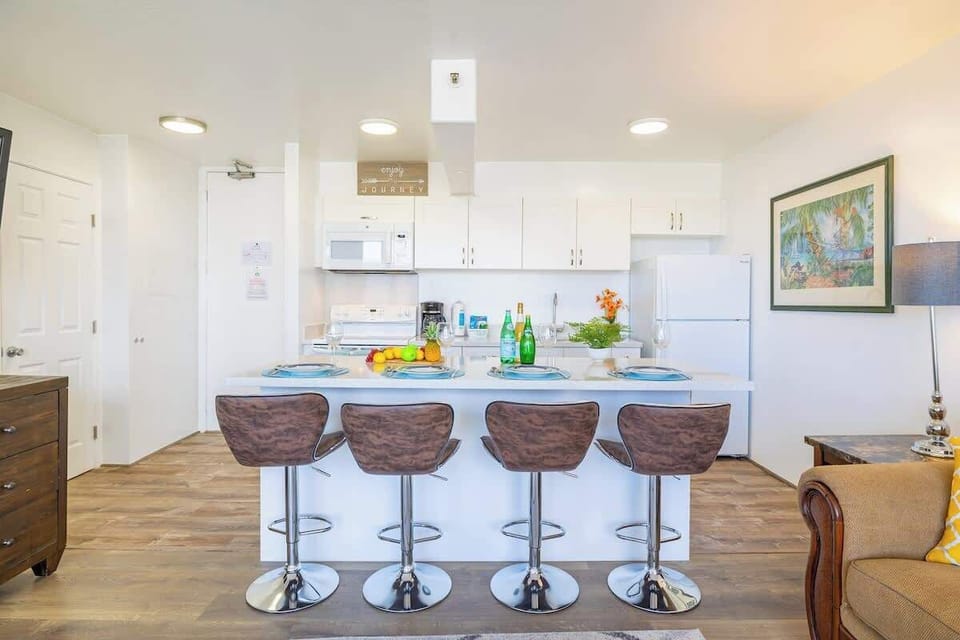Fully equipped kitchen with countertop dining area