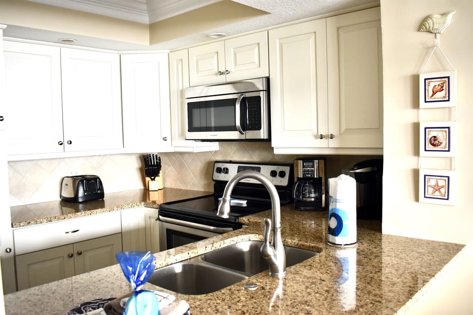 Gorgeous Kitchen w/Tray Ceiling