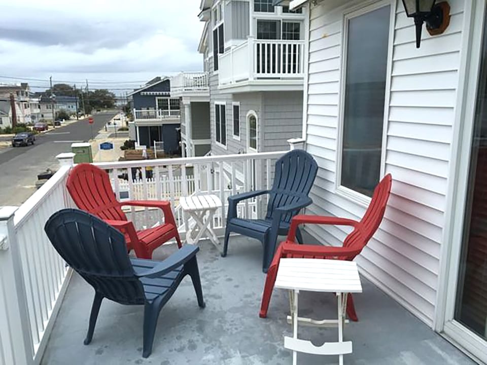 Balcony with auto-retractable awning facing the bay