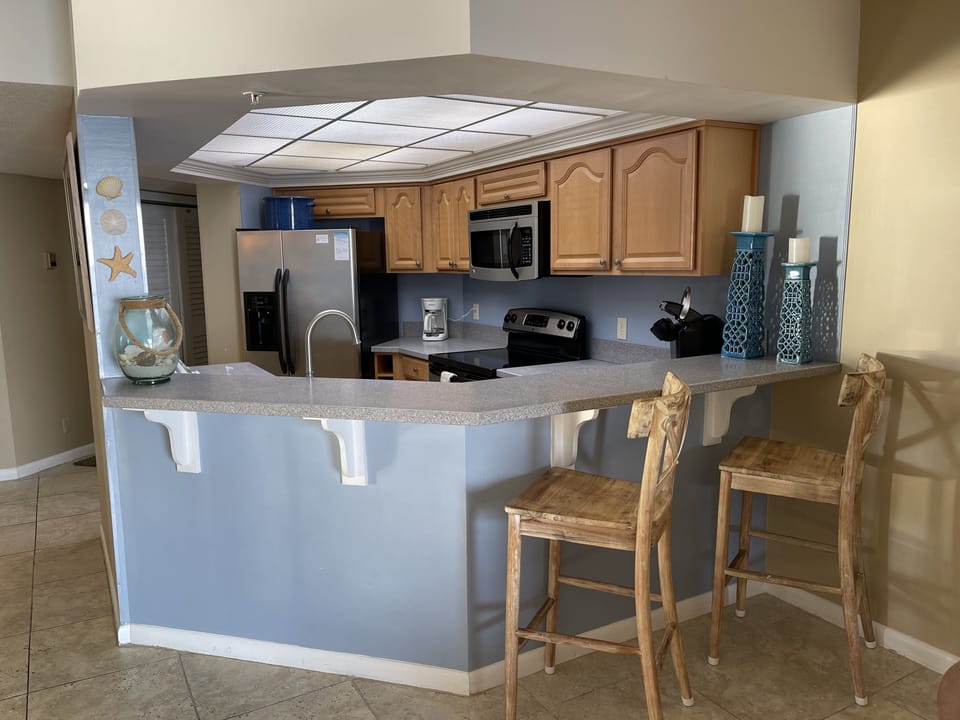 Breakfast bar and chairs.