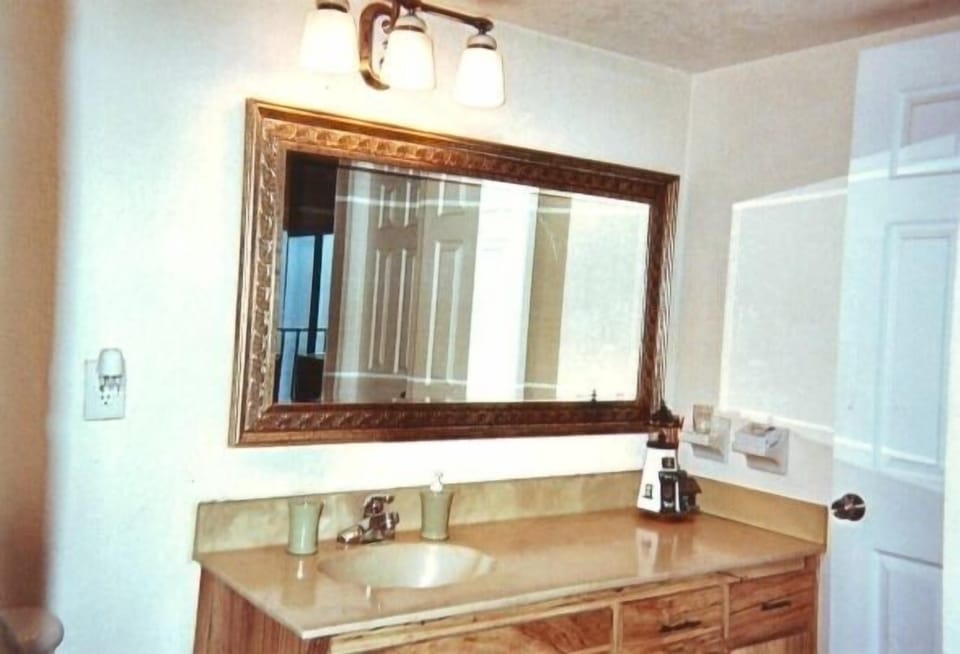 Full bathroom in master bedroom