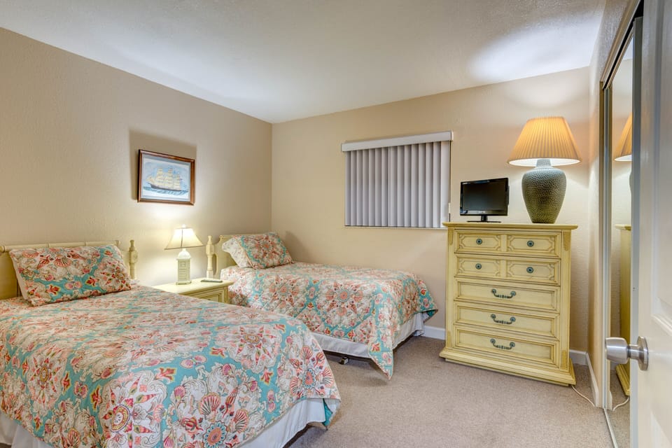 Guest bedroom w/ 2 twin beds, flat scr
Flatscreen TV/DVD combo
Adjoining bath