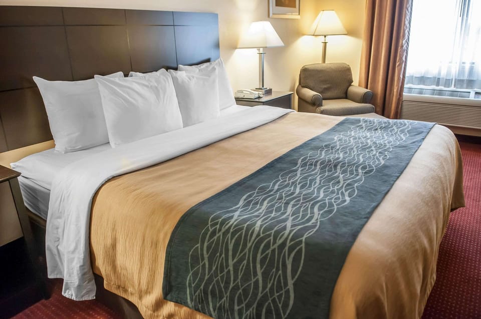 Pillowtop beds, in-room safe, desk, blackout drapes