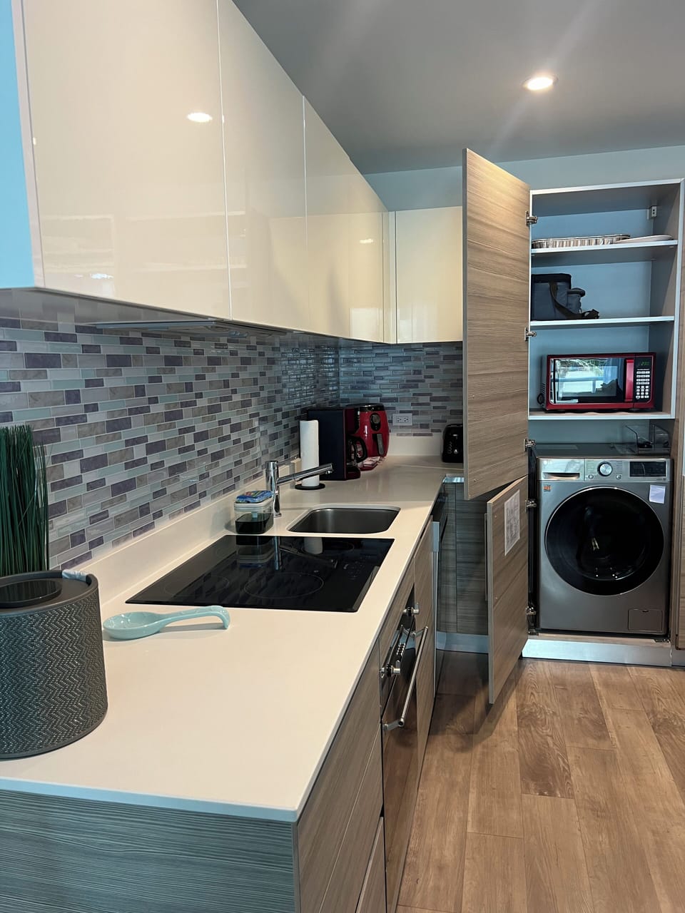 Beautiful and stylish kitchen with everything you need and much more!!