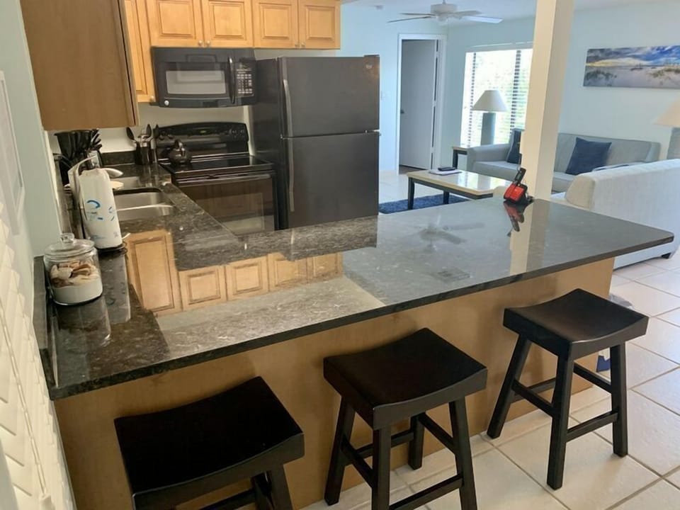 Spacious, fully equipped modern kitchen
